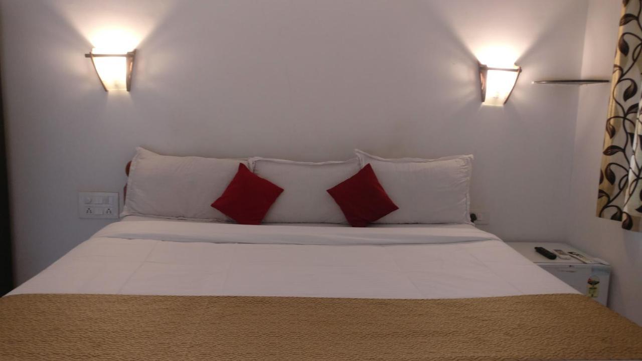 Hotel Mj Beach Resort Baga Bagian luar foto